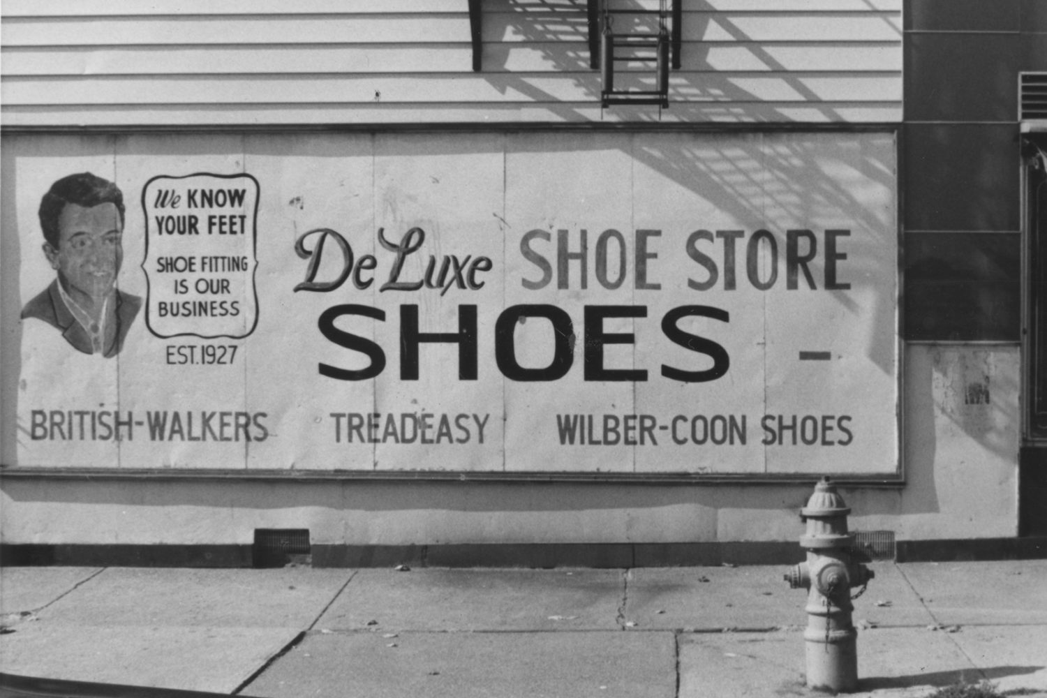 De Luxe Shoe Store sign on Monroe Avenue - photo by Paul Dodd 1976